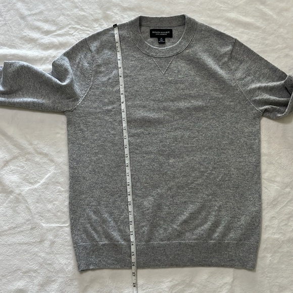 Banana Republic Men's Light Gray Crewneck Sweater - Picture 6 of 8